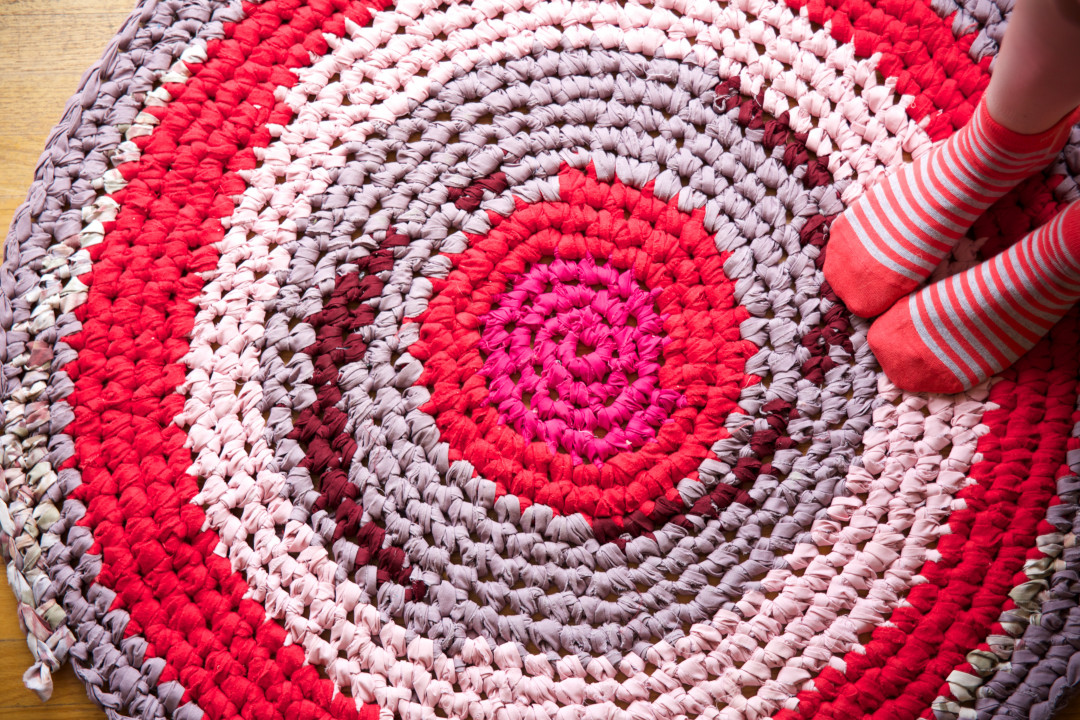 Learn How to Crochet a Traditional Round Rag Rug • Craftdrawer