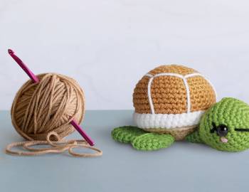 Crochet a Set of Mesh Market Bags by Twinkie Chan - Creativebug